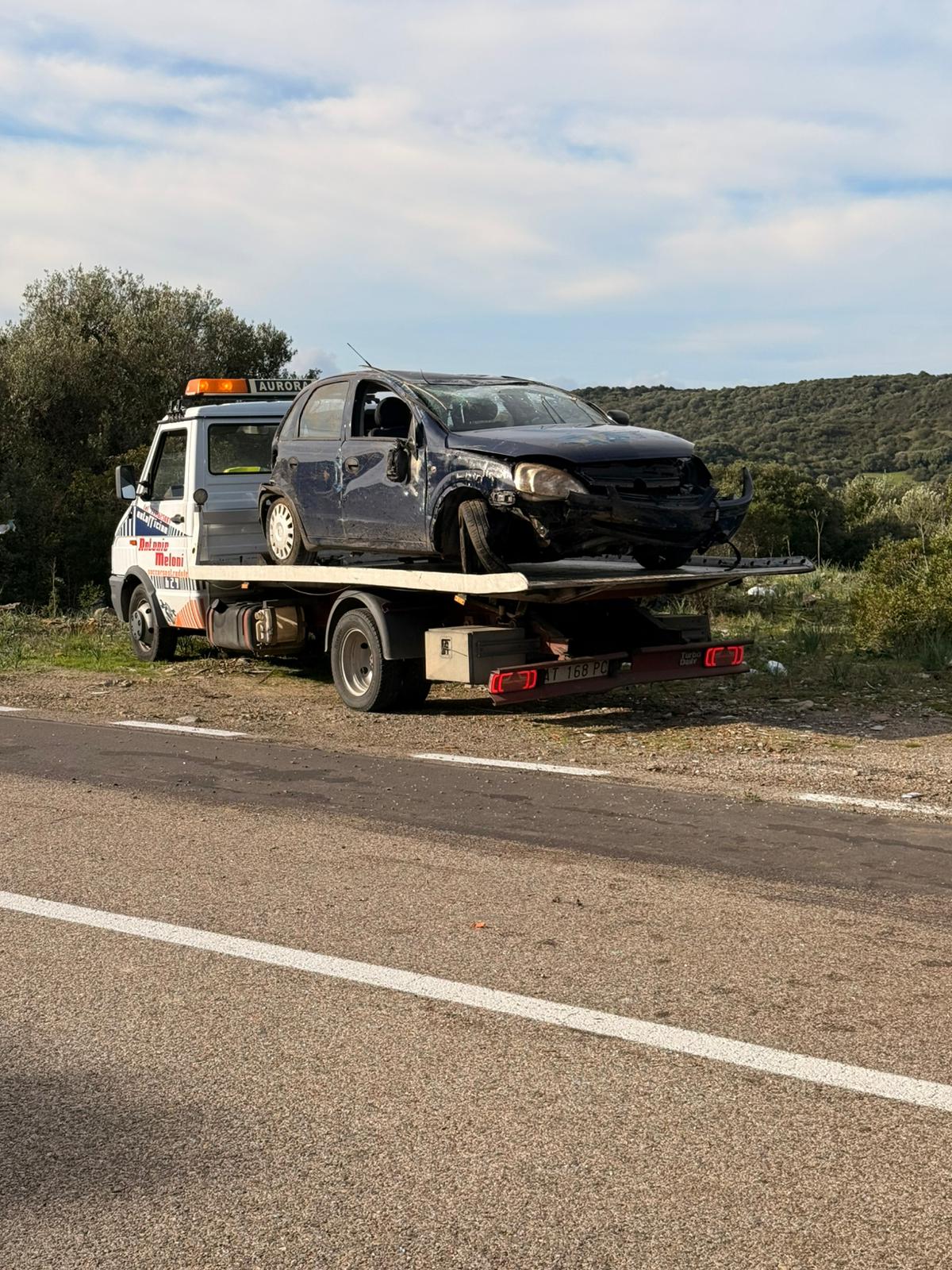 Recupero auto dopo ribaltamento caricata sul carroattrezzi — soccorso stradale Sulcis