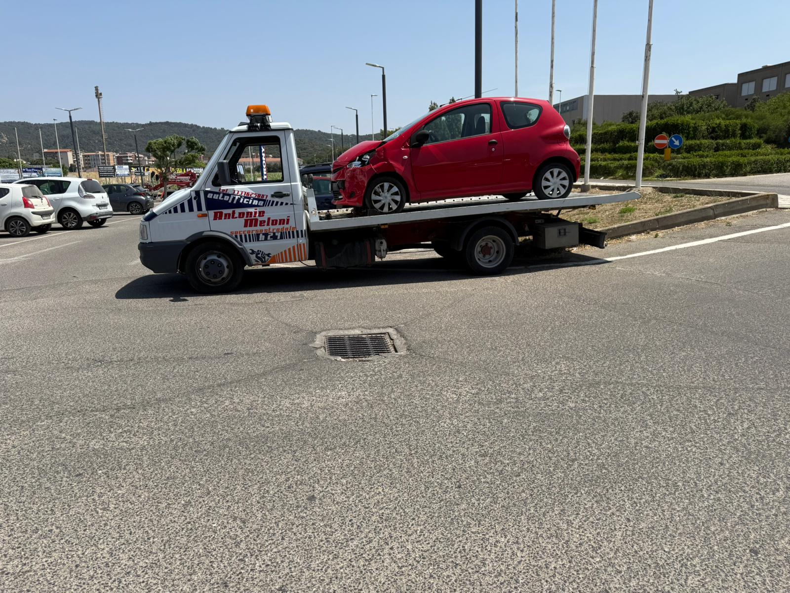 Carroattrezzi Antonio Meloni con auto incidentata caricata sul pianale — soccorso stradale Carbonia